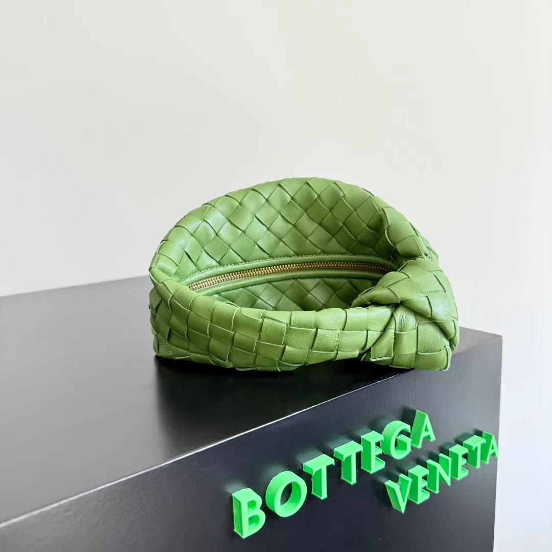 Batch 1120 Bottega veneta͙.——The latest woven knotted hobo🔥 The top-grade lambskin leather is very soft, the bag shape is unique, practical and durable. It retains the traditional woven elements while being a little more flamboyant ~ Made of hand-woven sheepskin, zipper opening and closing, curved seamless structure, effortless to match. Highly recommended⚠️⚠️⚠️ The highest-end in the market🌈 Welcome to compare [all shipped from the factory with a full set of packaging] size: 26x13x8.5cm.    Model: 651876